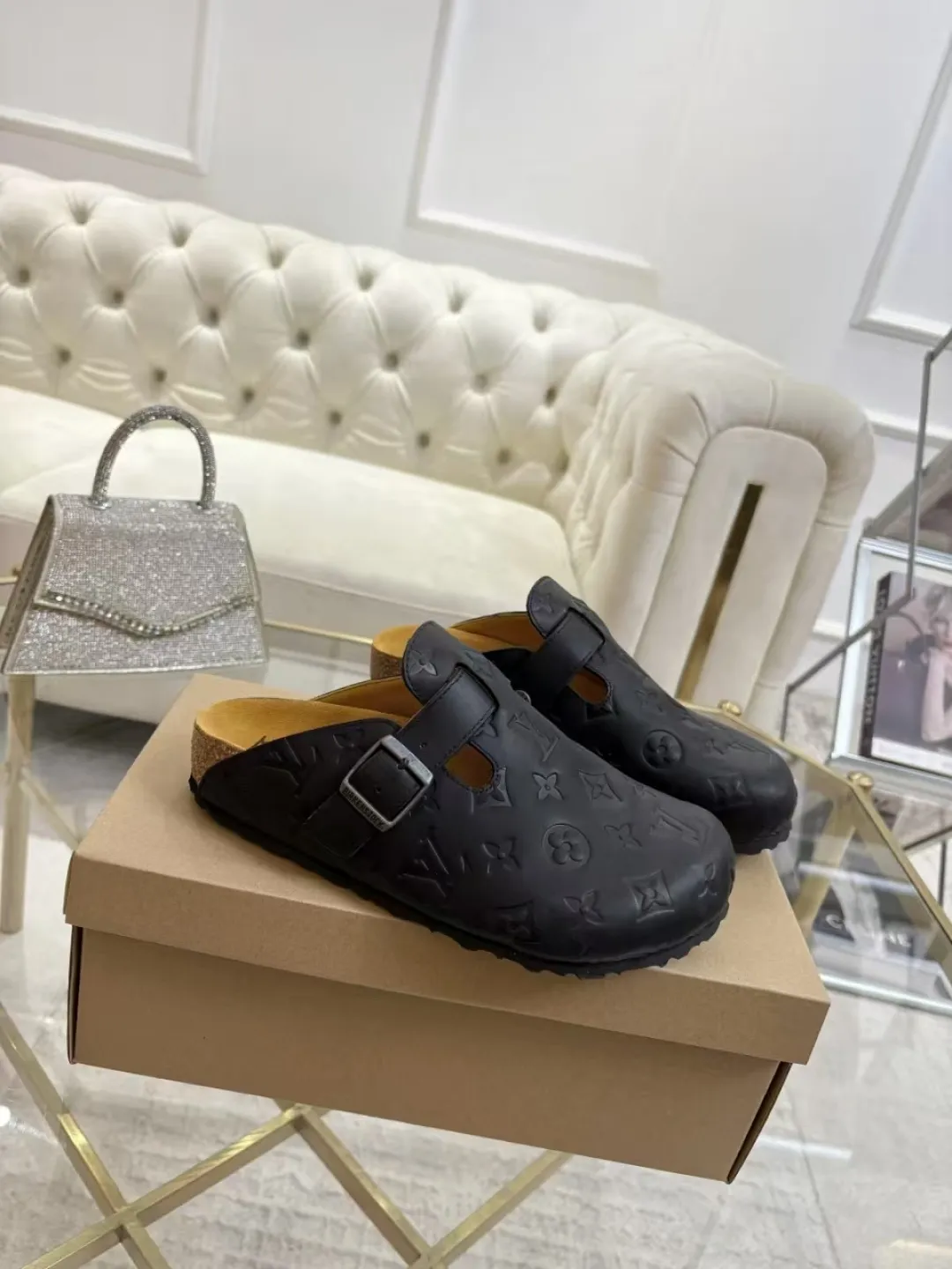 Women's p560 Men's p580 ✨ LV couple's toe-cap slippers | Full of high-end feel, you can walk with wind! ✨ This pair of LV classic toe-cap slippers is simply a "walking grass-planting machine"! Original three-dimensional embossed cowhide + cowhide fabric, the texture is high-end at first glance, and you will become a rich daughter/son in seconds ~💅 🌟 Why must you join TA? ✔️ Original embossed cowhide - clear texture but not cheap, classic presbyopia yyds ✔️ Belt buckle + metal logo - ecstatic control of details, exquisite to the heel! ✔️ Sheepskin lining + cushioned footbed - it feels like stepping on clouds ☁️, and you won’t feel tired when you go shopping~ ✔️ Non-slip rubber sole - walking is as stable as a mountain, and you are not afraid of slipping on rainy days!  👫 The best outfit for couples: Whether it’s shorts, T-shirts👕 or long skirts and suits👗, pairing these shoes with each other will immediately create a lazy and high-end atmosphere! Everyday outings/vacations, no matter what you shoot, it will look like a blockbuster📸🔥 The texture and foot feel that only the higher version can have, it is not a hit or a hit! Heartbeat is not as good as action. True love is true when both pairs are in pairs~💖 #LVcoupleslippers #高色综合 #好看不狠的 Feet #couples’ must-have